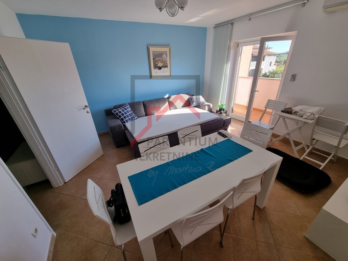 NOVIGRAD, Stanovanje v 1. nadstropju z 2 spalnicama, obdano z zelenjem