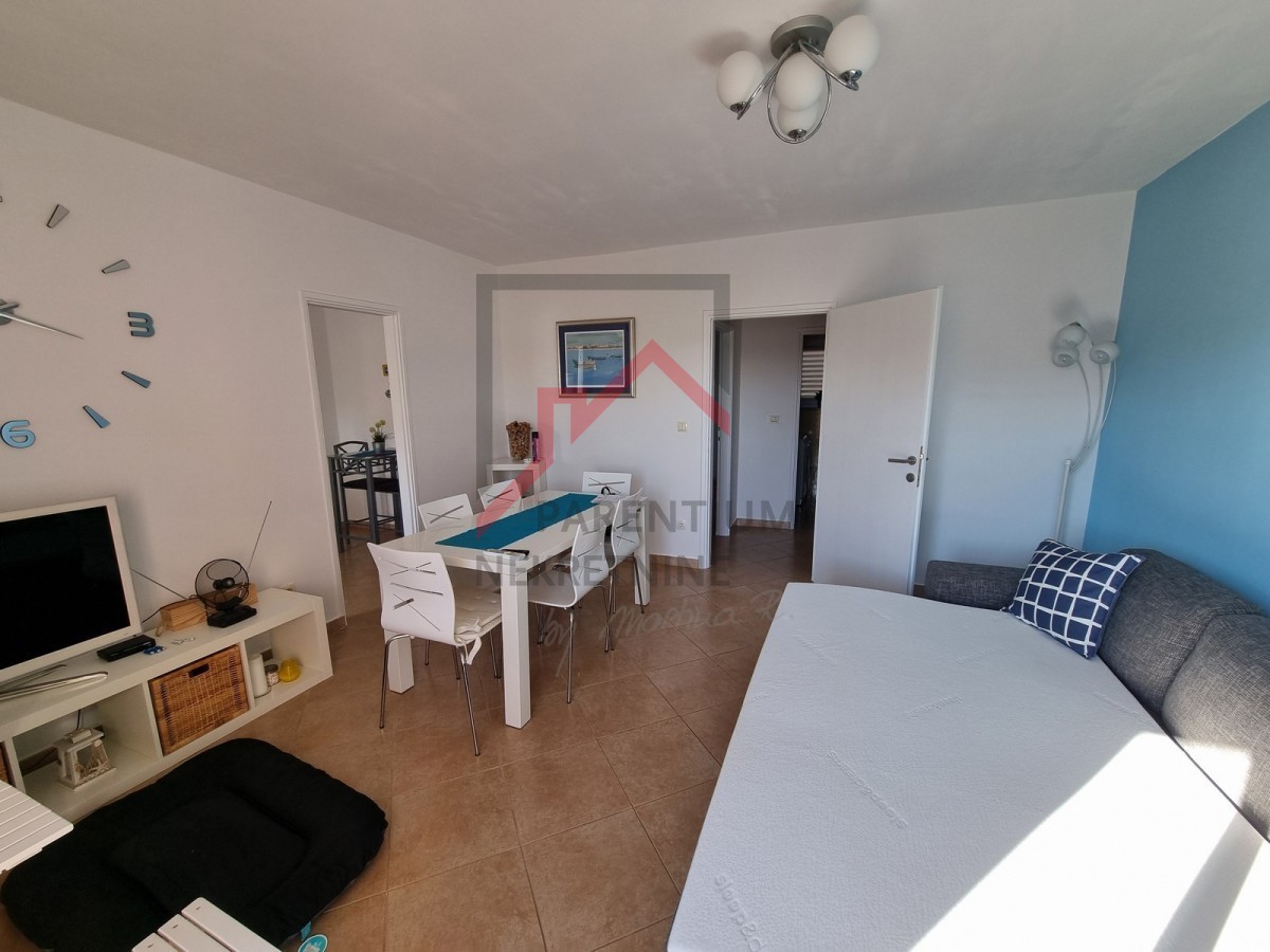 NOVIGRAD, Stanovanje v 1. nadstropju z 2 spalnicama, obdano z zelenjem