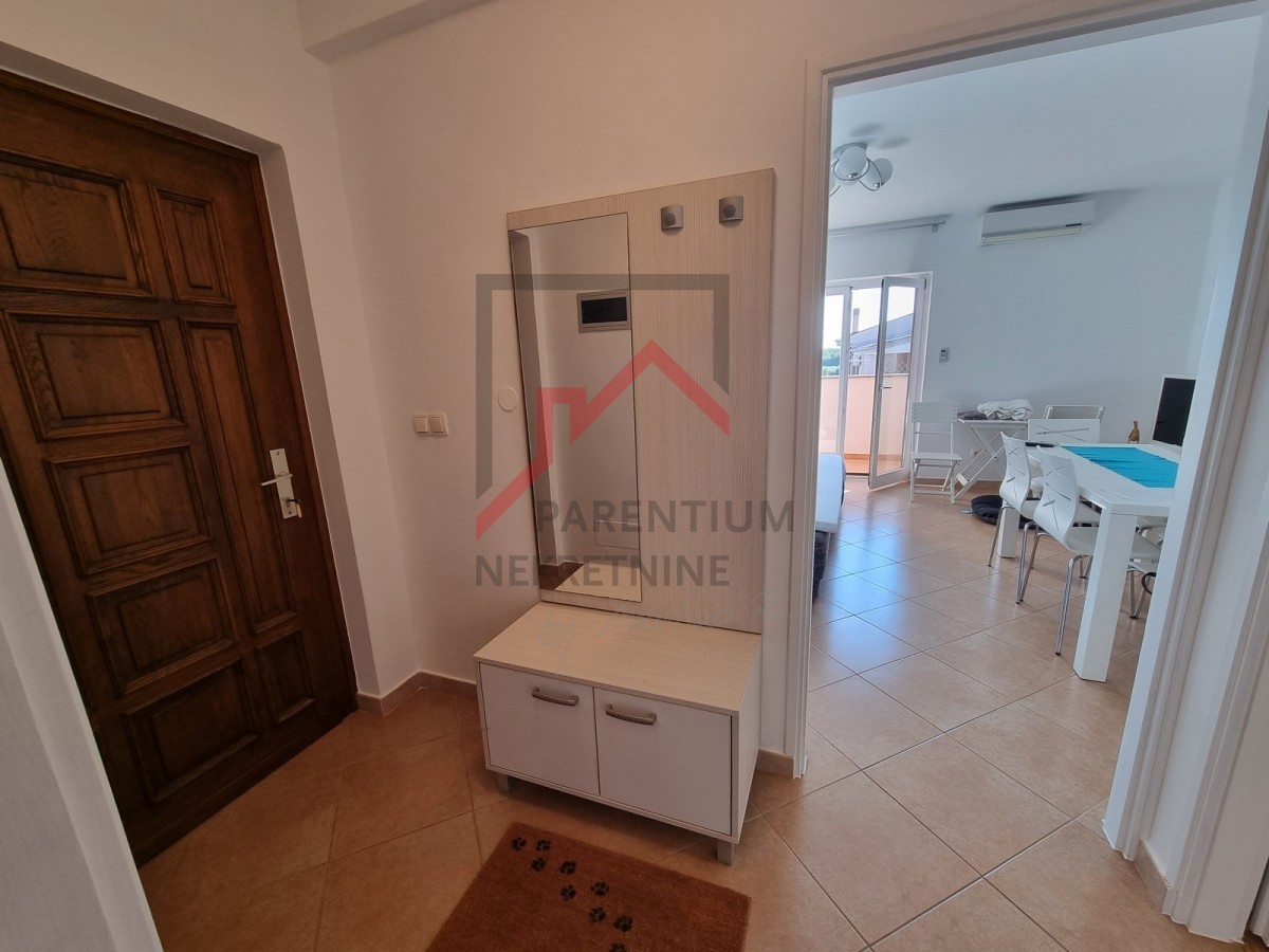 NOVIGRAD, Stanovanje v 1. nadstropju z 2 spalnicama, obdano z zelenjem