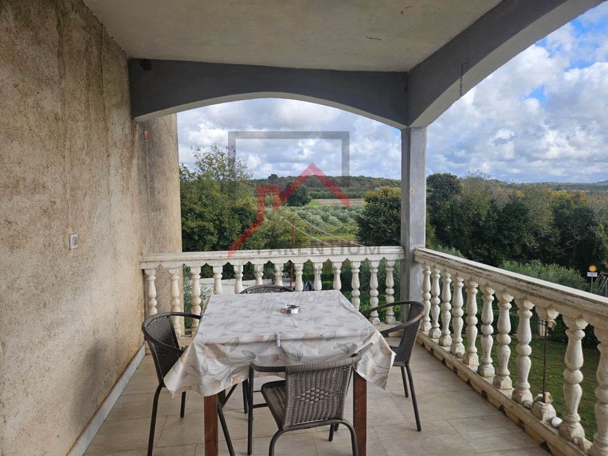 Hiša s tremi stanovanji in gradbenim zemljiščem nedaleč od Poreča