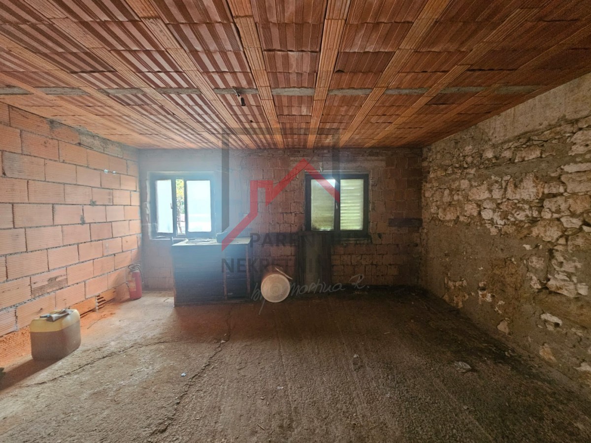 Hiša s tremi stanovanji in gradbenim zemljiščem nedaleč od Poreča