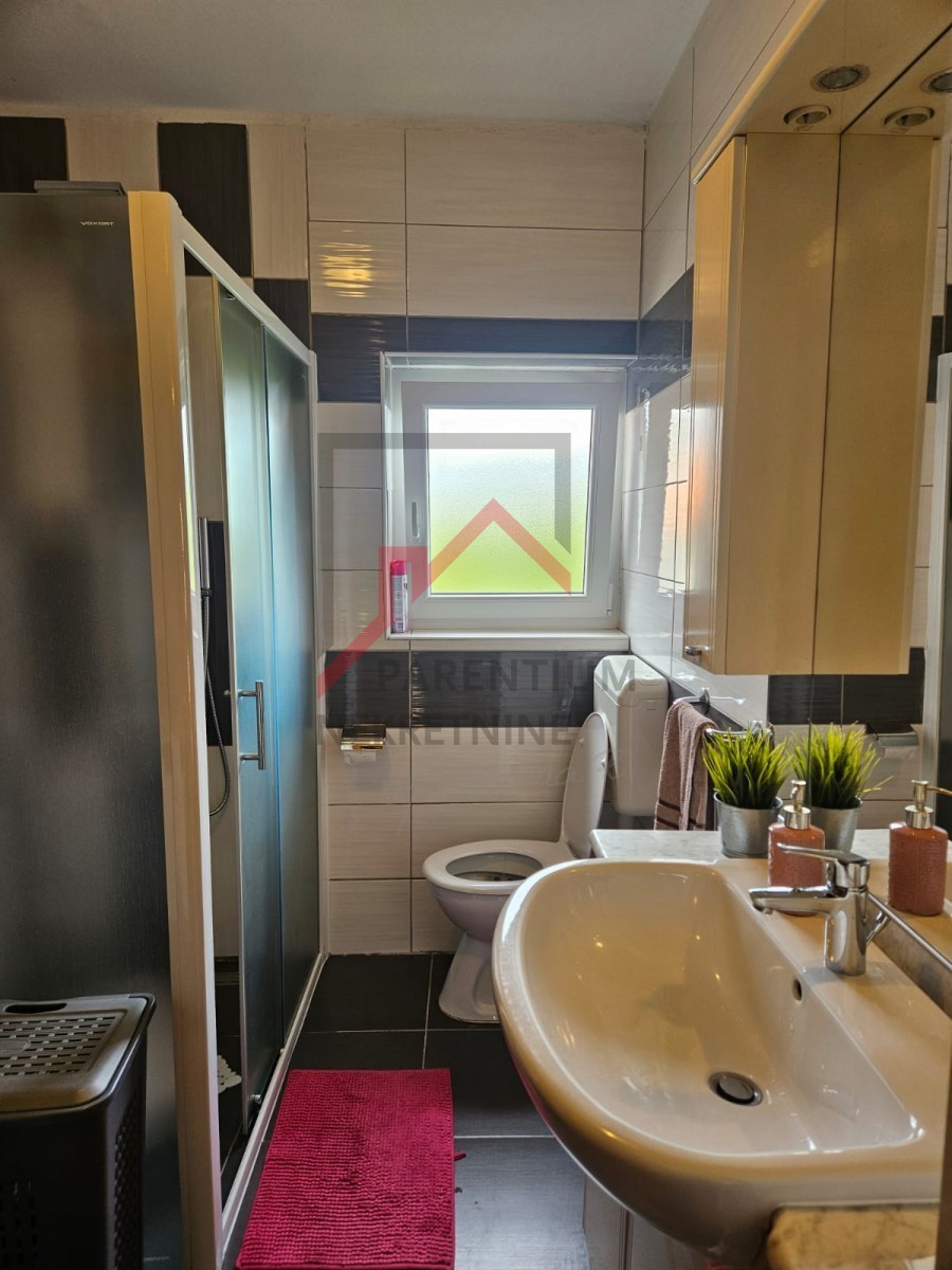 Hiša s tremi stanovanji in gradbenim zemljiščem nedaleč od Poreča