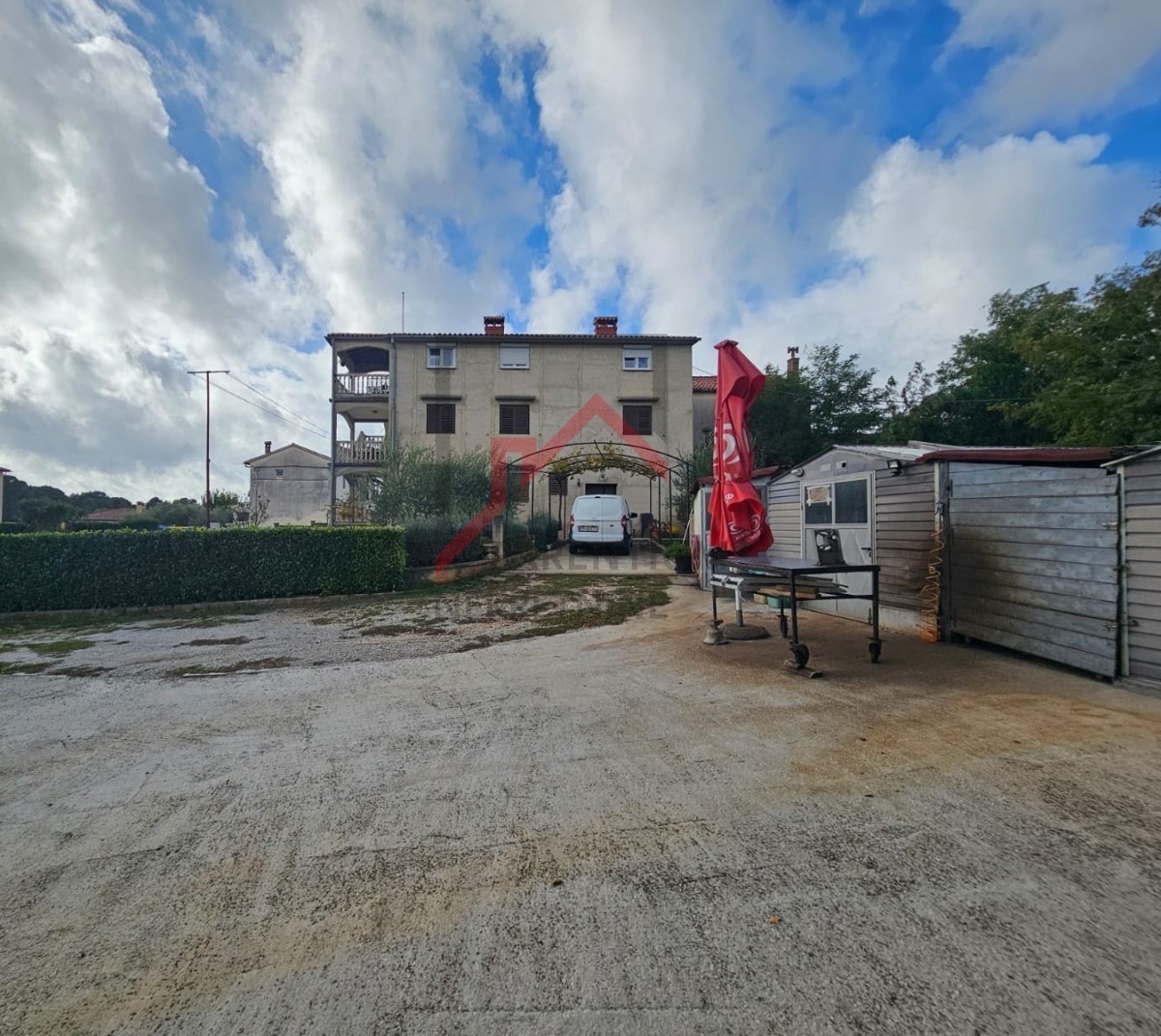 Hiša s tremi stanovanji in gradbenim zemljiščem nedaleč od Poreča