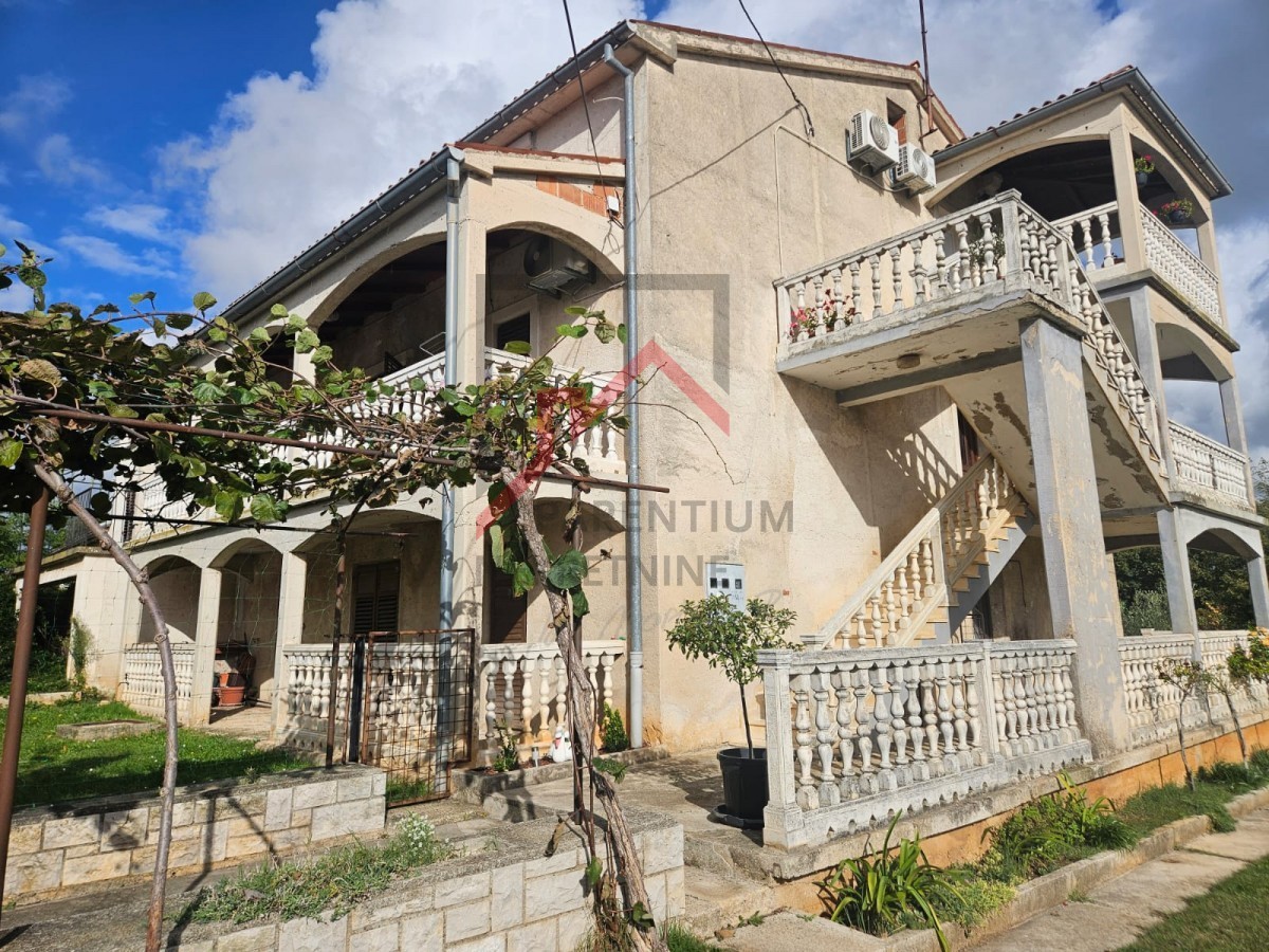 Hiša s tremi stanovanji in gradbenim zemljiščem nedaleč od Poreča