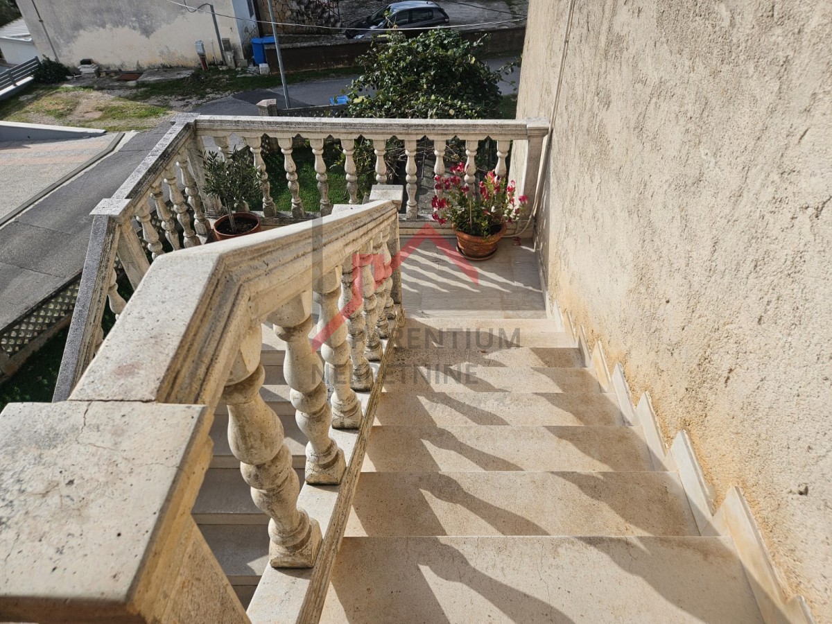 Hiša s tremi stanovanji in gradbenim zemljiščem nedaleč od Poreča