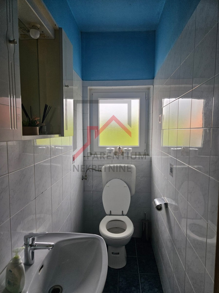 Hiša s tremi stanovanji in gradbenim zemljiščem nedaleč od Poreča