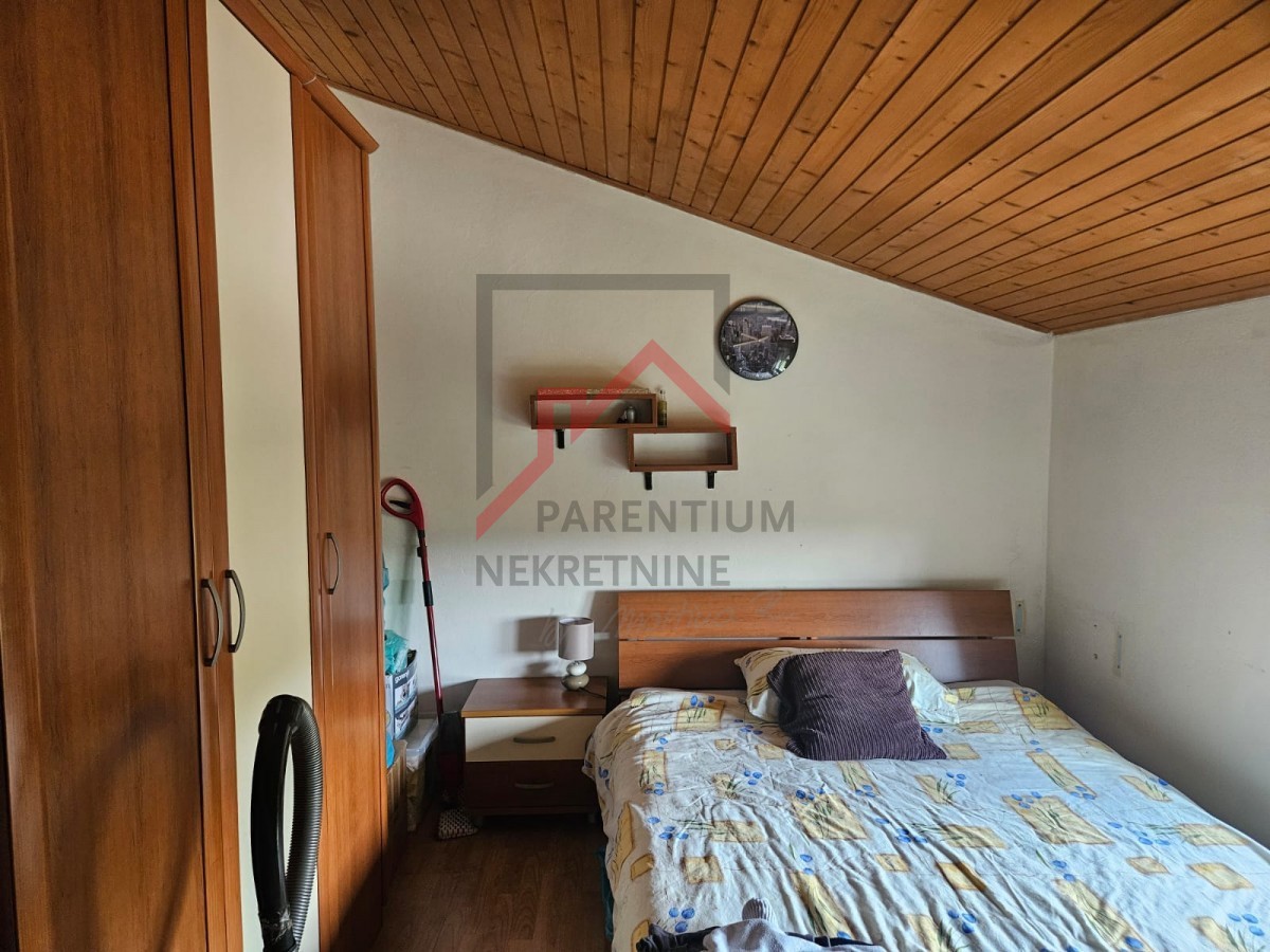 Hiša s tremi stanovanji in gradbenim zemljiščem nedaleč od Poreča