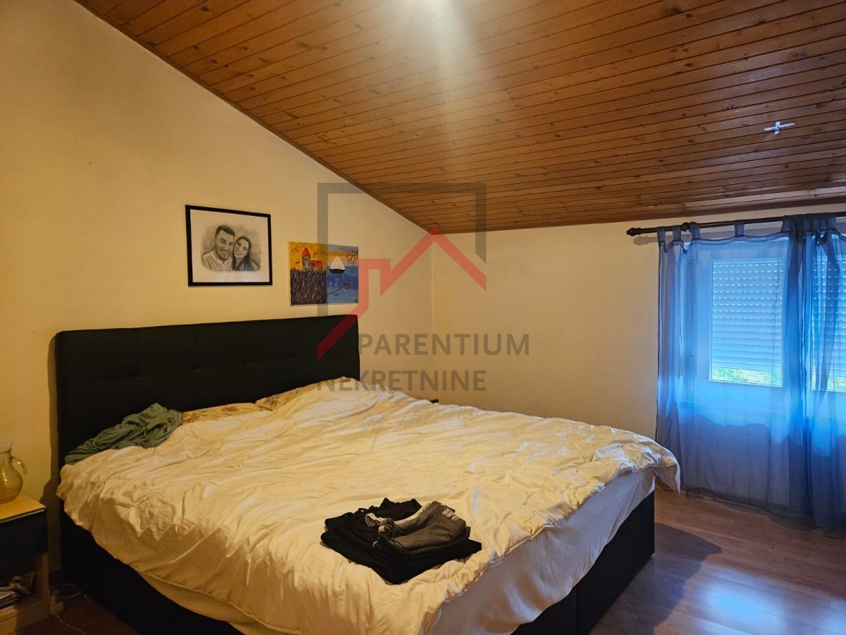 Hiša s tremi stanovanji in gradbenim zemljiščem nedaleč od Poreča