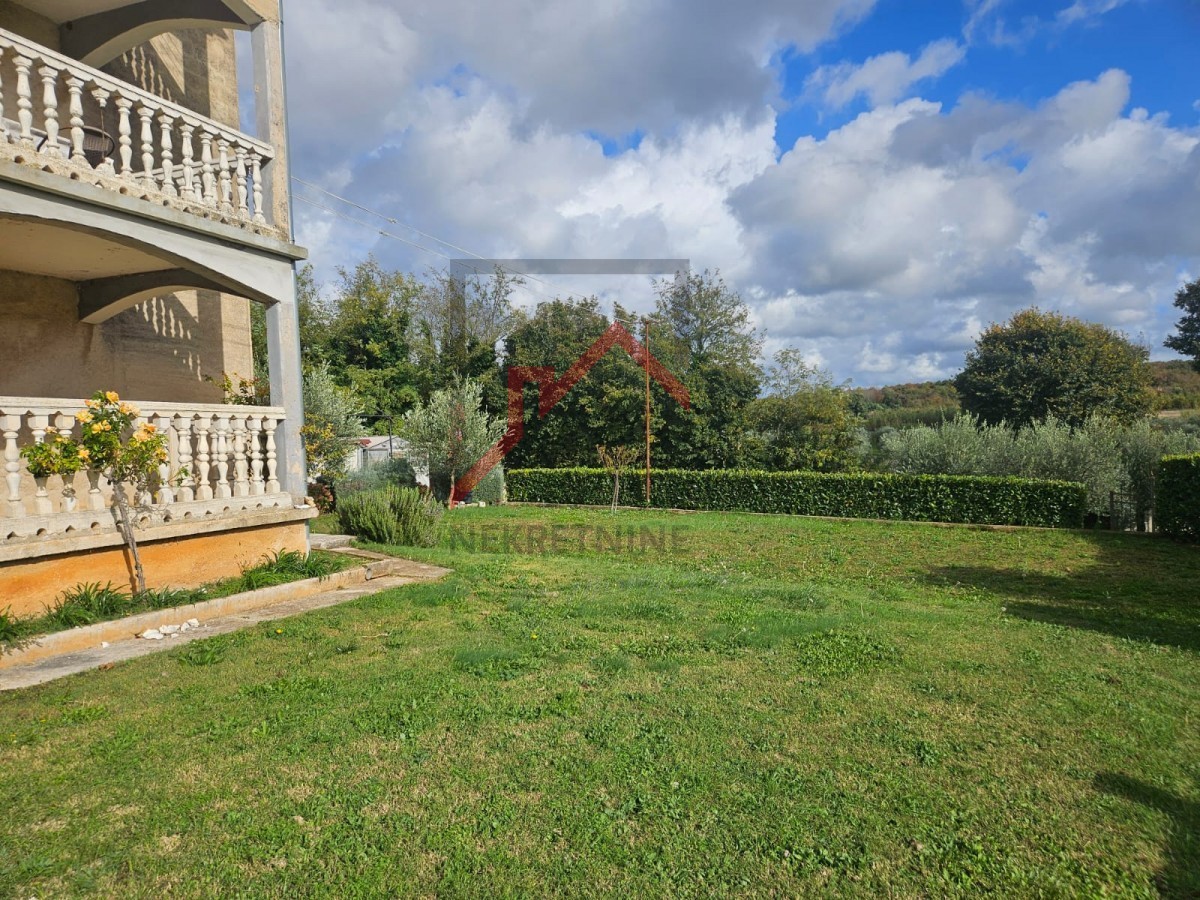 Hiša s tremi stanovanji in gradbenim zemljiščem nedaleč od Poreča