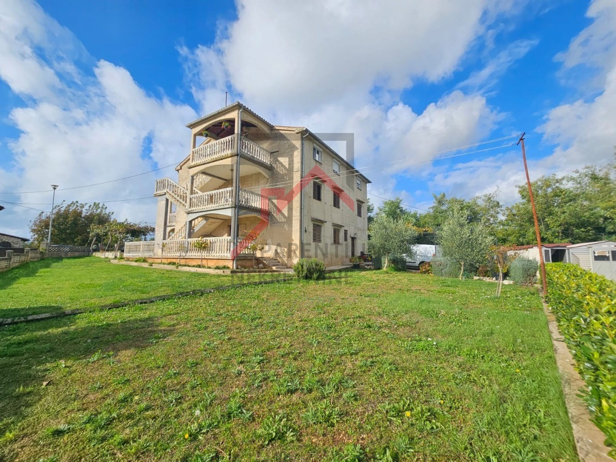 Hiša s tremi stanovanji in gradbenim zemljiščem nedaleč od Poreča