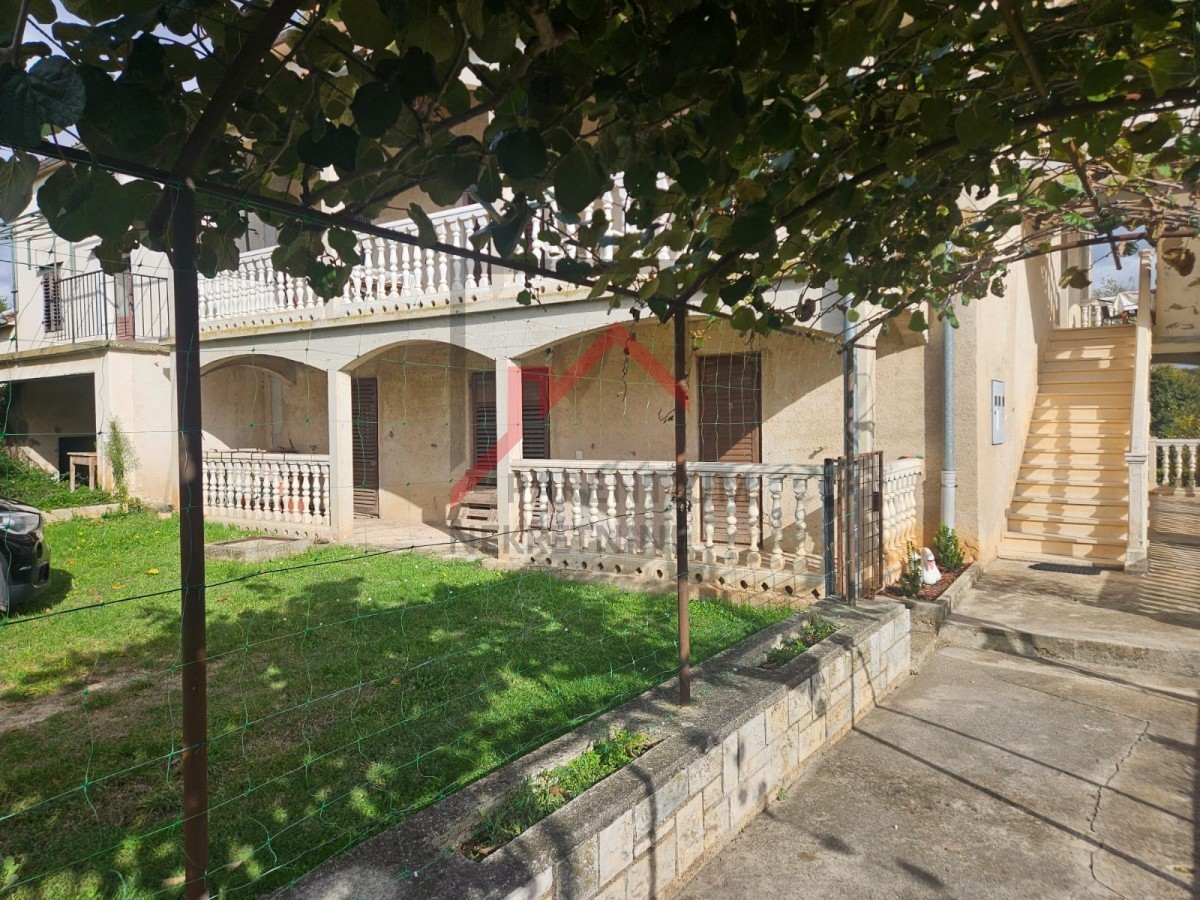 Hiša s tremi stanovanji in gradbenim zemljiščem nedaleč od Poreča