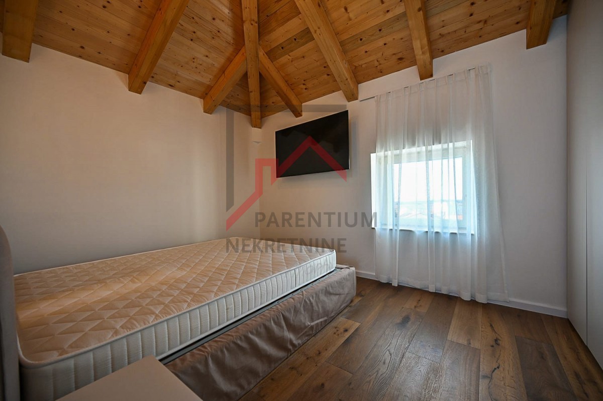 Istra, Novigrad - Obnovljena kamnita hiša s pogledom na morje