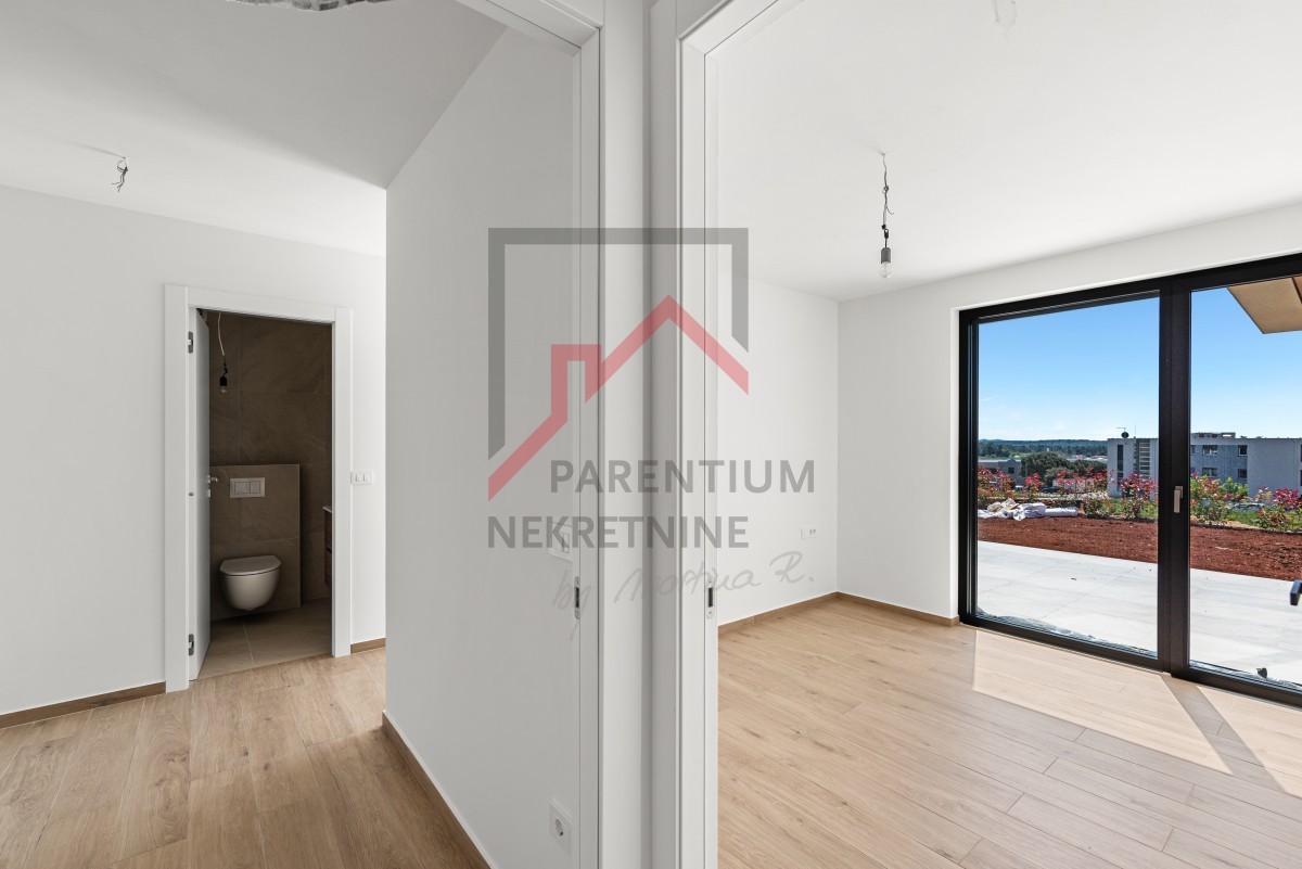 Istra, Novigrad – Premium stanovanje v pritličju z vrtom, teraso in pogledom na morje