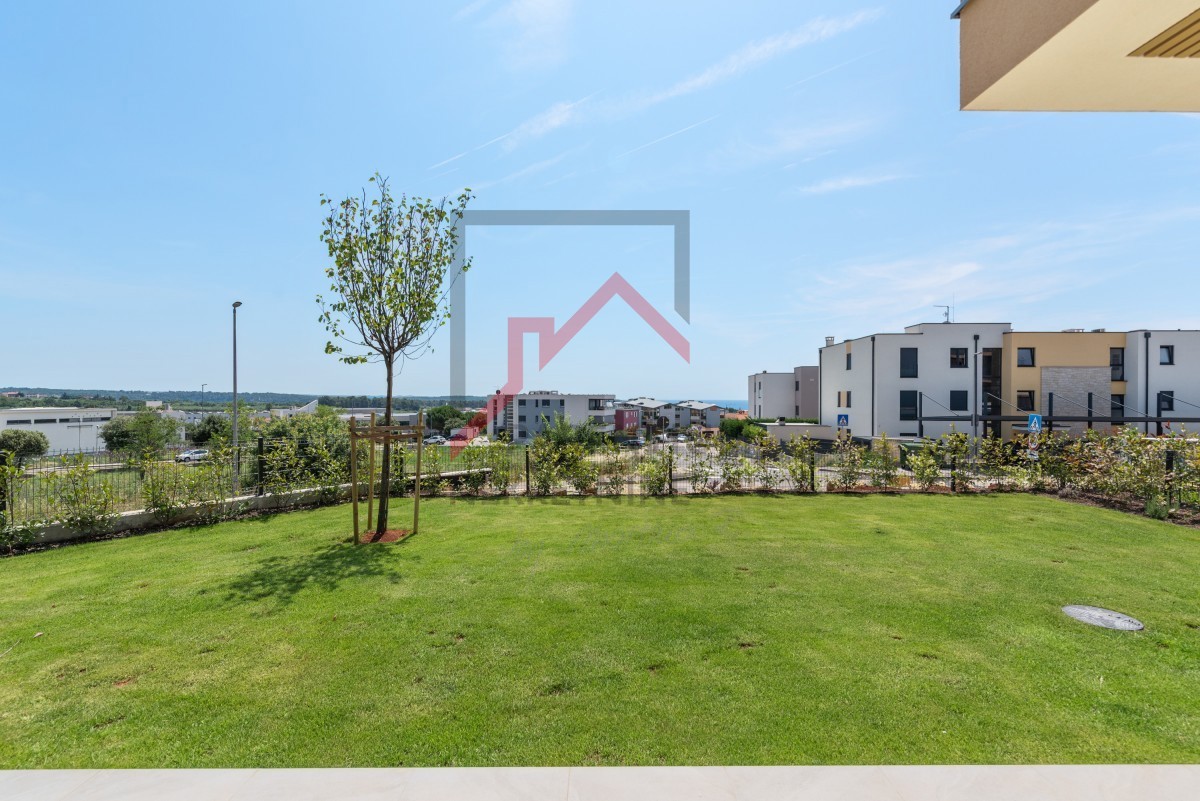 Istra, Novigrad – Premium stanovanje v pritličju z vrtom, teraso in pogledom na morje