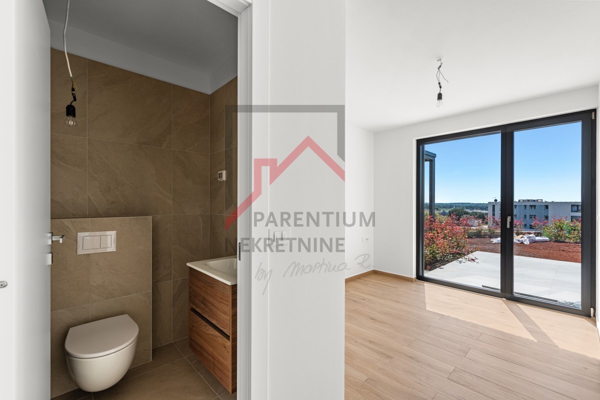 Istra, Novigrad – Premium stanovanje v pritličju z vrtom, teraso in pogledom na morje