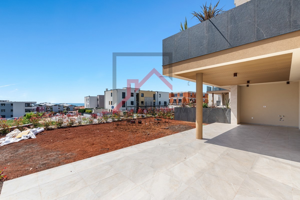 Istra, Novigrad – Premium stanovanje v pritličju z vrtom, teraso in pogledom na morje