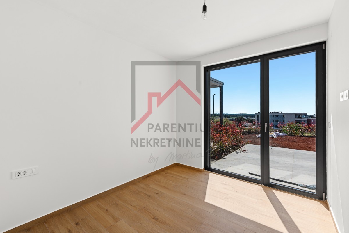 Istra, Novigrad – Premium stanovanje v pritličju z vrtom, teraso in pogledom na morje