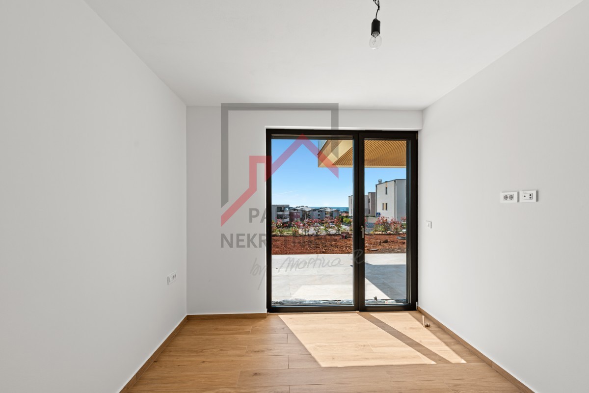 Istra, Novigrad – Premium stanovanje v pritličju z vrtom, teraso in pogledom na morje