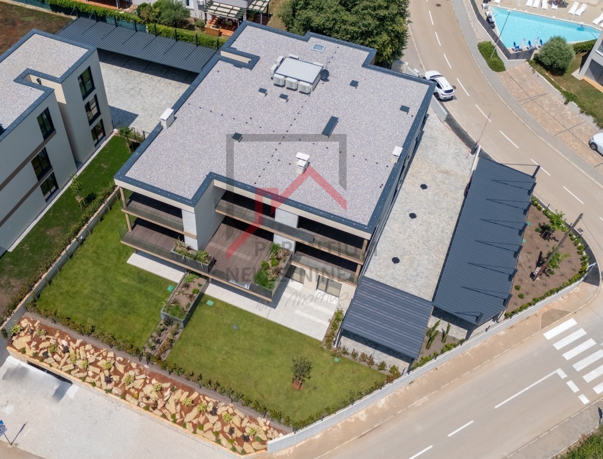 Istra, Novigrad – Premium stanovanje v pritličju z vrtom, teraso in pogledom na morje