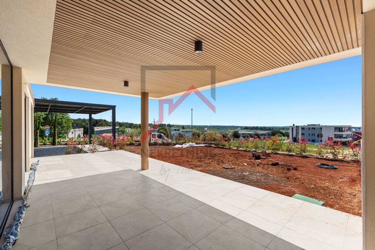 Istra, Novigrad – Premium stanovanje v pritličju z vrtom, teraso in pogledom na morje