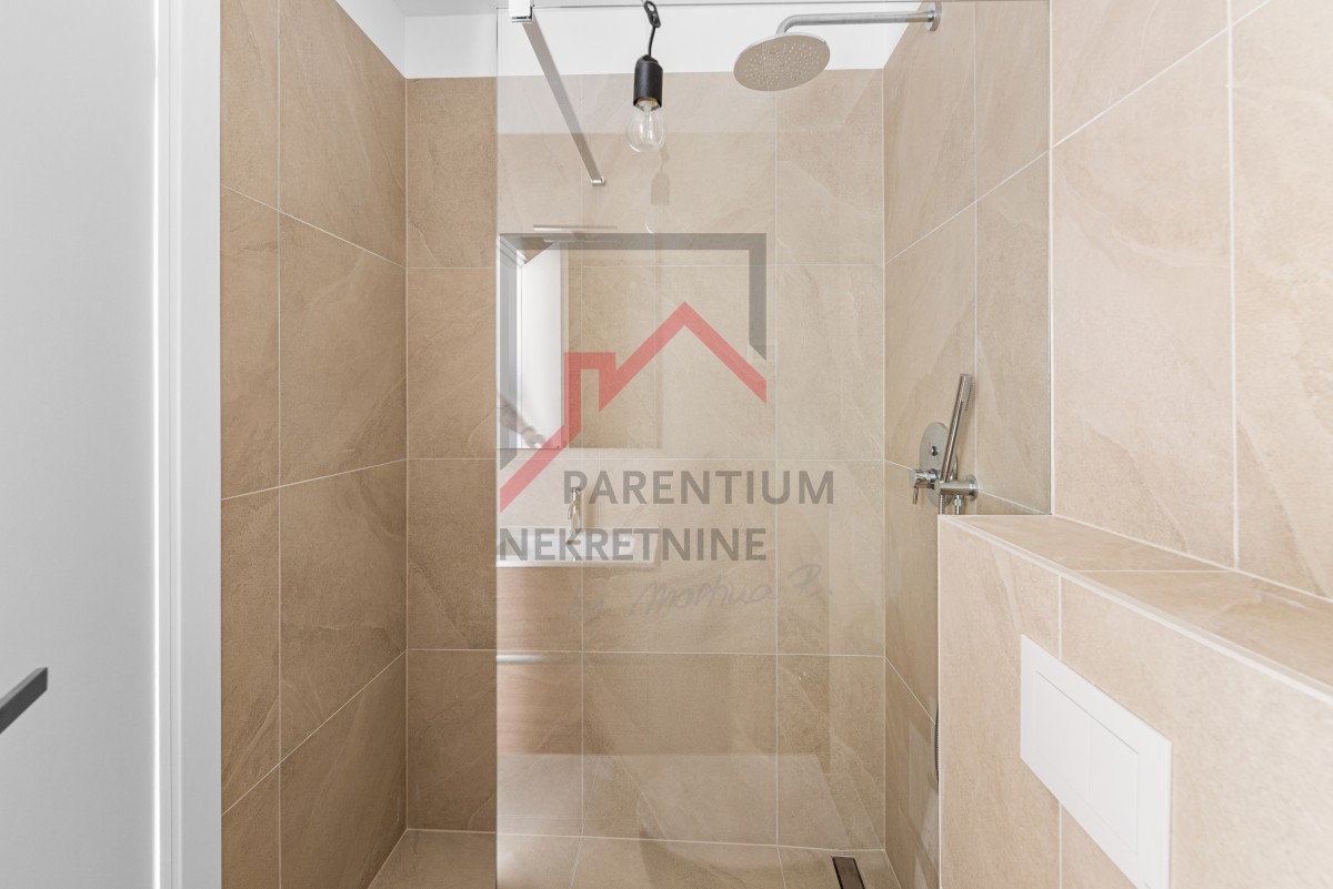 Istra, Novigrad – Premium stanovanje v pritličju z vrtom, teraso in pogledom na morje