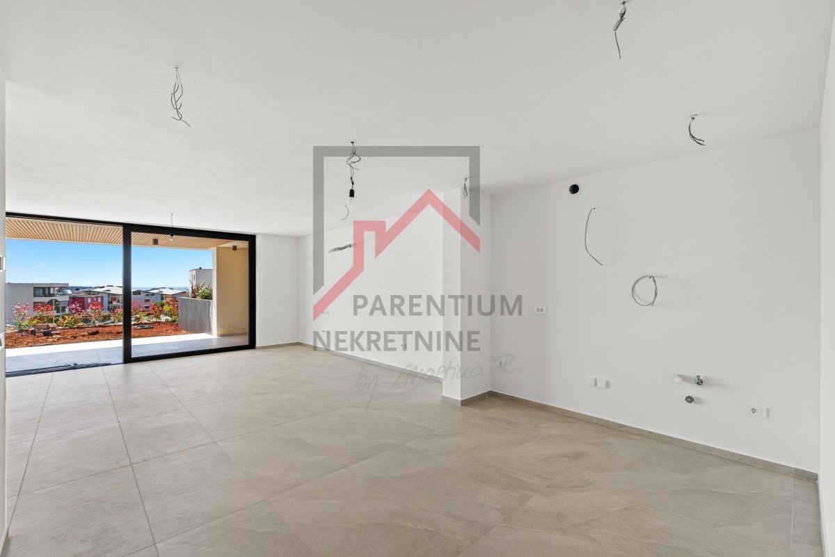 Istra, Novigrad – Premium stanovanje v pritličju z vrtom, teraso in pogledom na morje