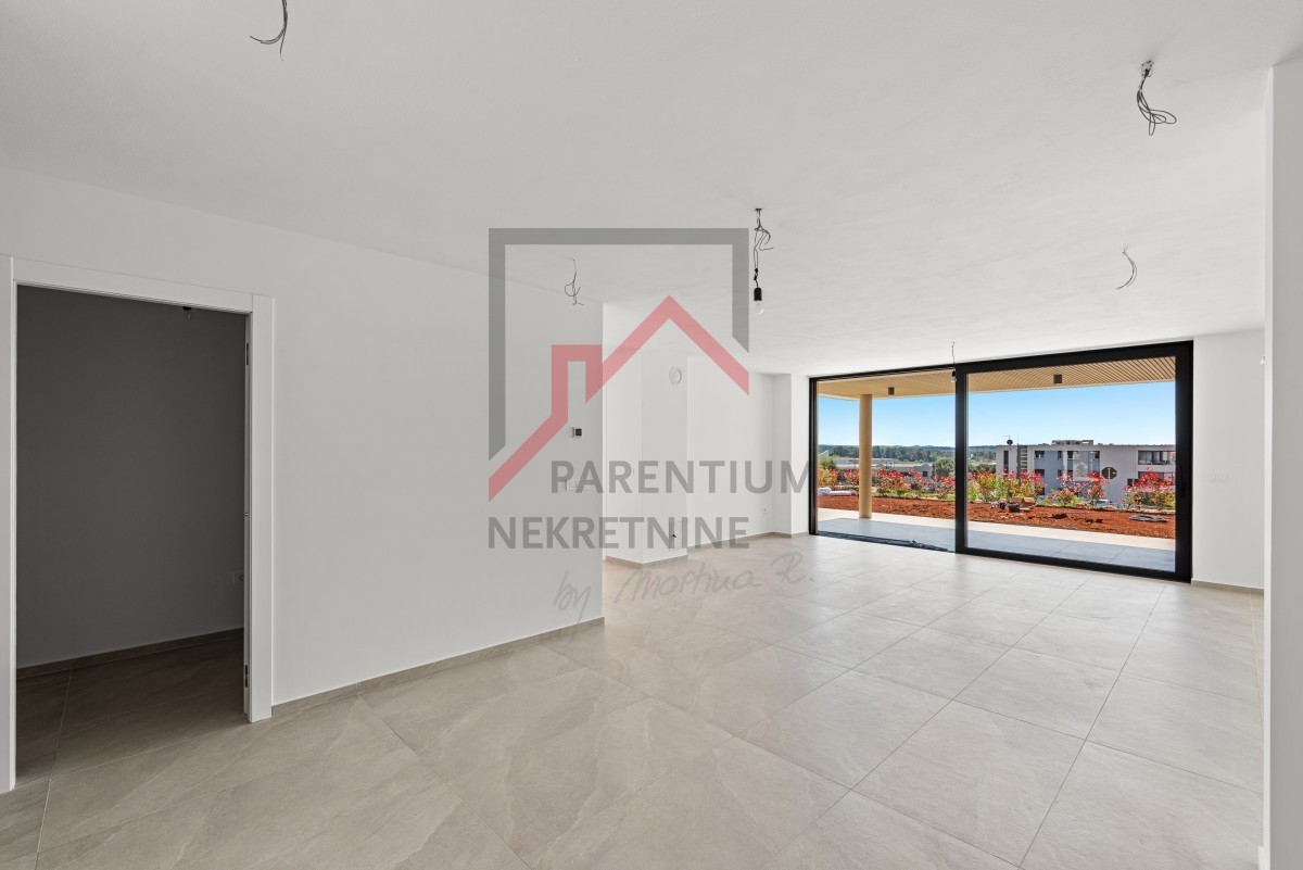 Istra, Novigrad – Premium stanovanje v pritličju z vrtom, teraso in pogledom na morje