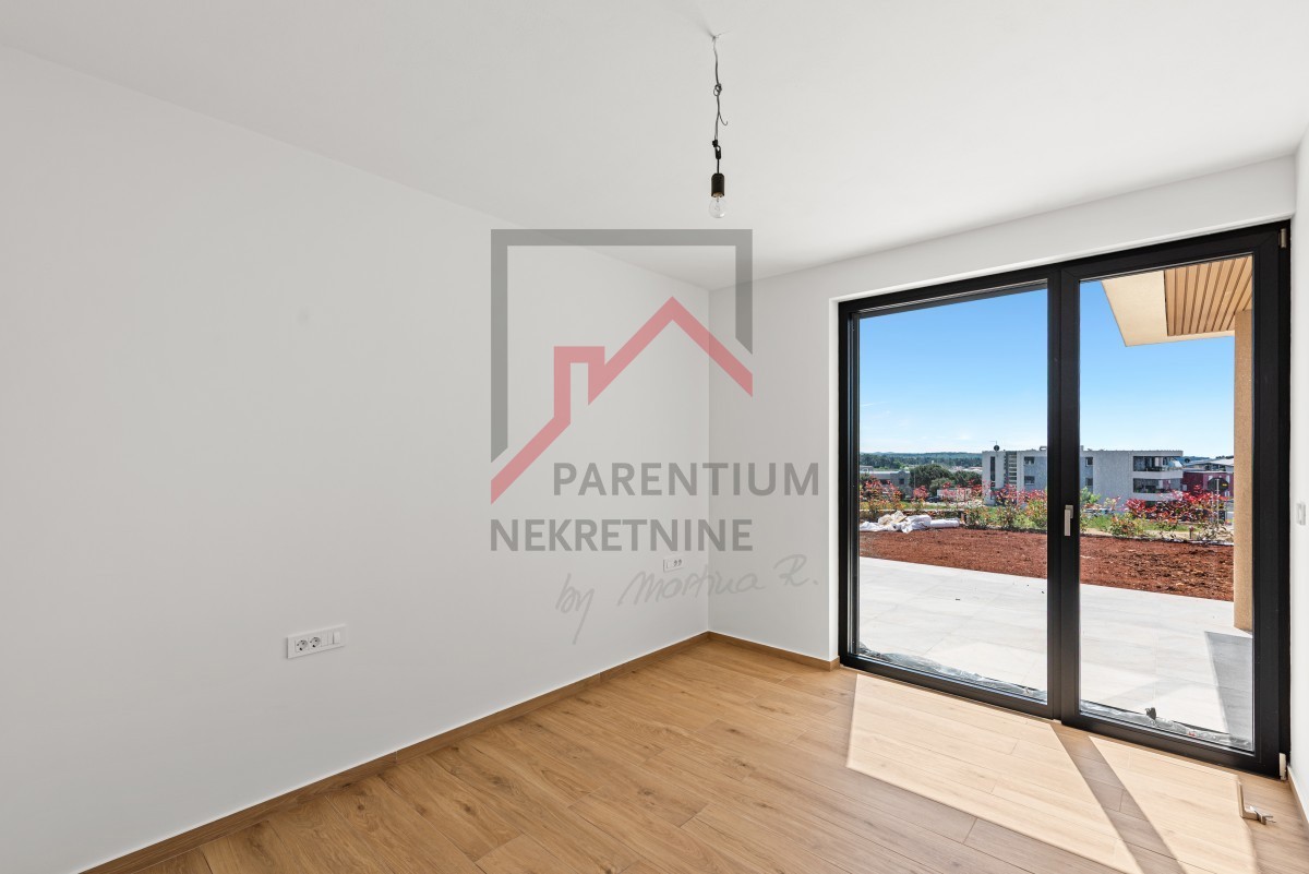 Istra, Novigrad – Premium stanovanje v pritličju z vrtom, teraso in pogledom na morje