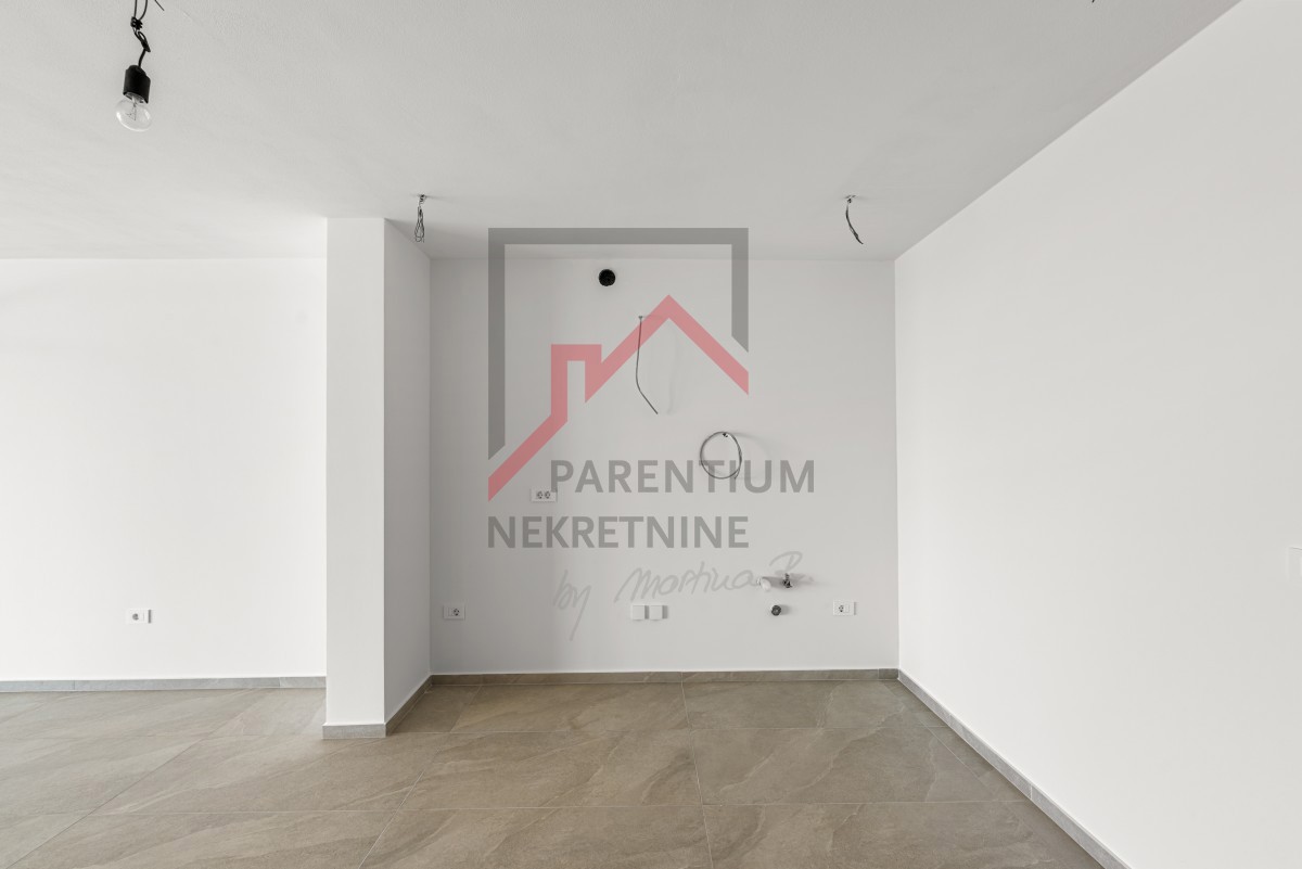 Istra, Novigrad – Premium stanovanje v pritličju z vrtom, teraso in pogledom na morje