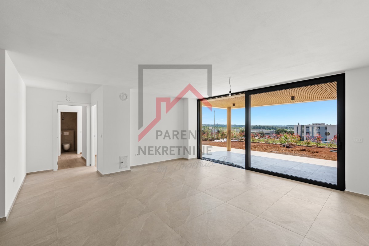 Istra, Novigrad – Premium stanovanje v pritličju z vrtom, teraso in pogledom na morje