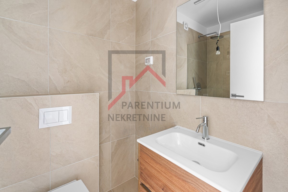 Istra, Novigrad – Premium stanovanje v pritličju z vrtom, teraso in pogledom na morje