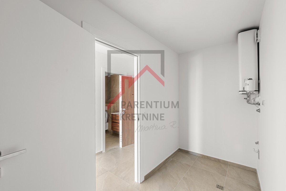 Istra, Novigrad – Premium stanovanje v pritličju z vrtom, teraso in pogledom na morje