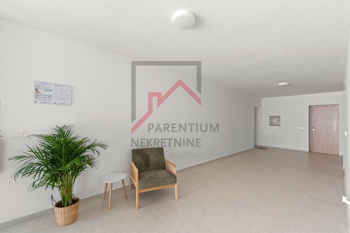 Istra, Novigrad – Premium stanovanje v pritličju z vrtom, teraso in pogledom na morje