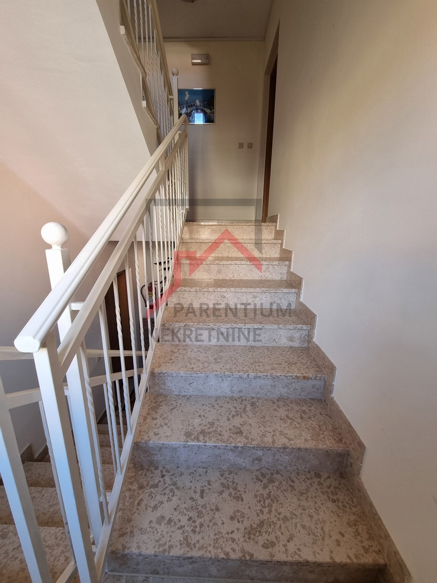 NOVIGRAD, Stanovanje v 1. nadstropju stavbe, pogled na morje