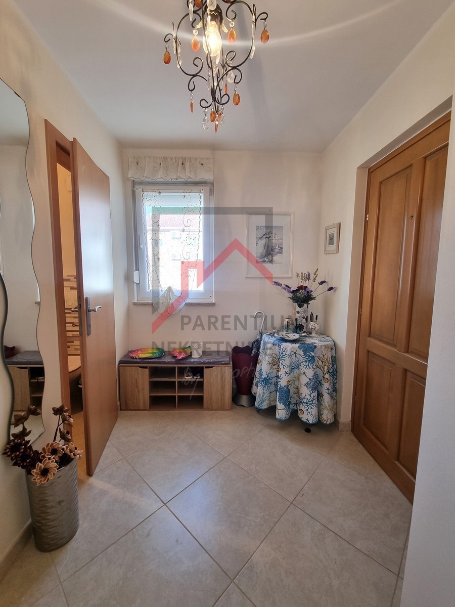 NOVIGRAD, Stanovanje v 1. nadstropju stavbe, pogled na morje