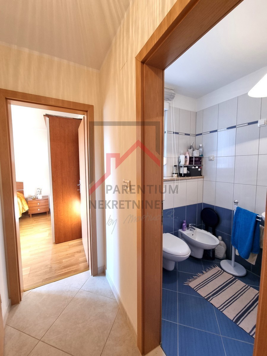 NOVIGRAD, Stanovanje v 1. nadstropju stavbe, pogled na morje