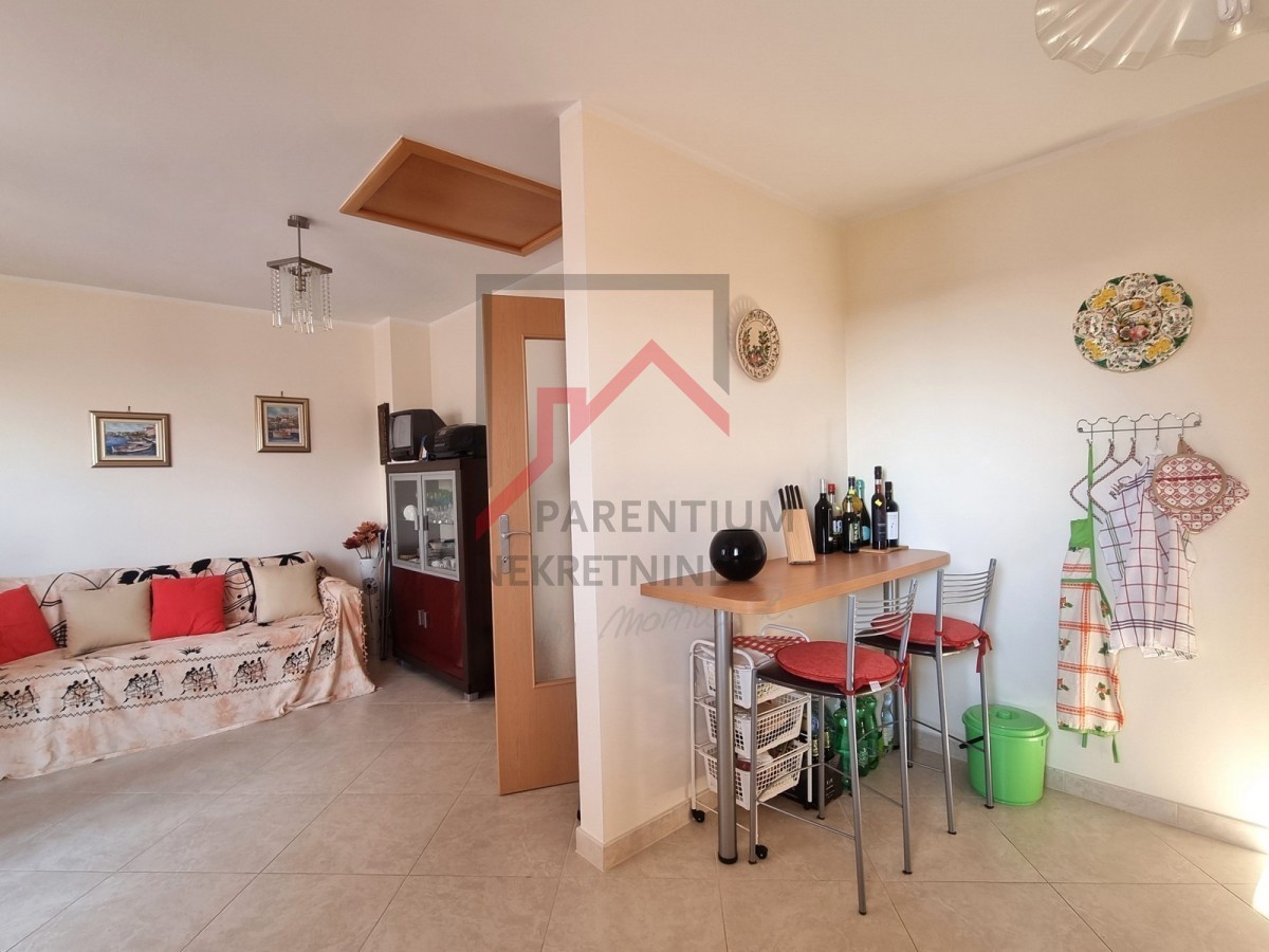 NOVIGRAD, Stanovanje v 1. nadstropju stavbe, pogled na morje