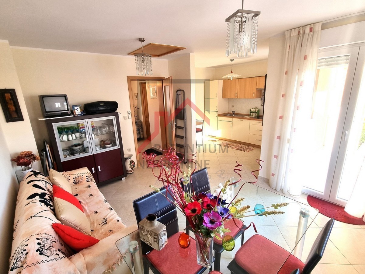 NOVIGRAD, Stanovanje v 1. nadstropju stavbe, pogled na morje