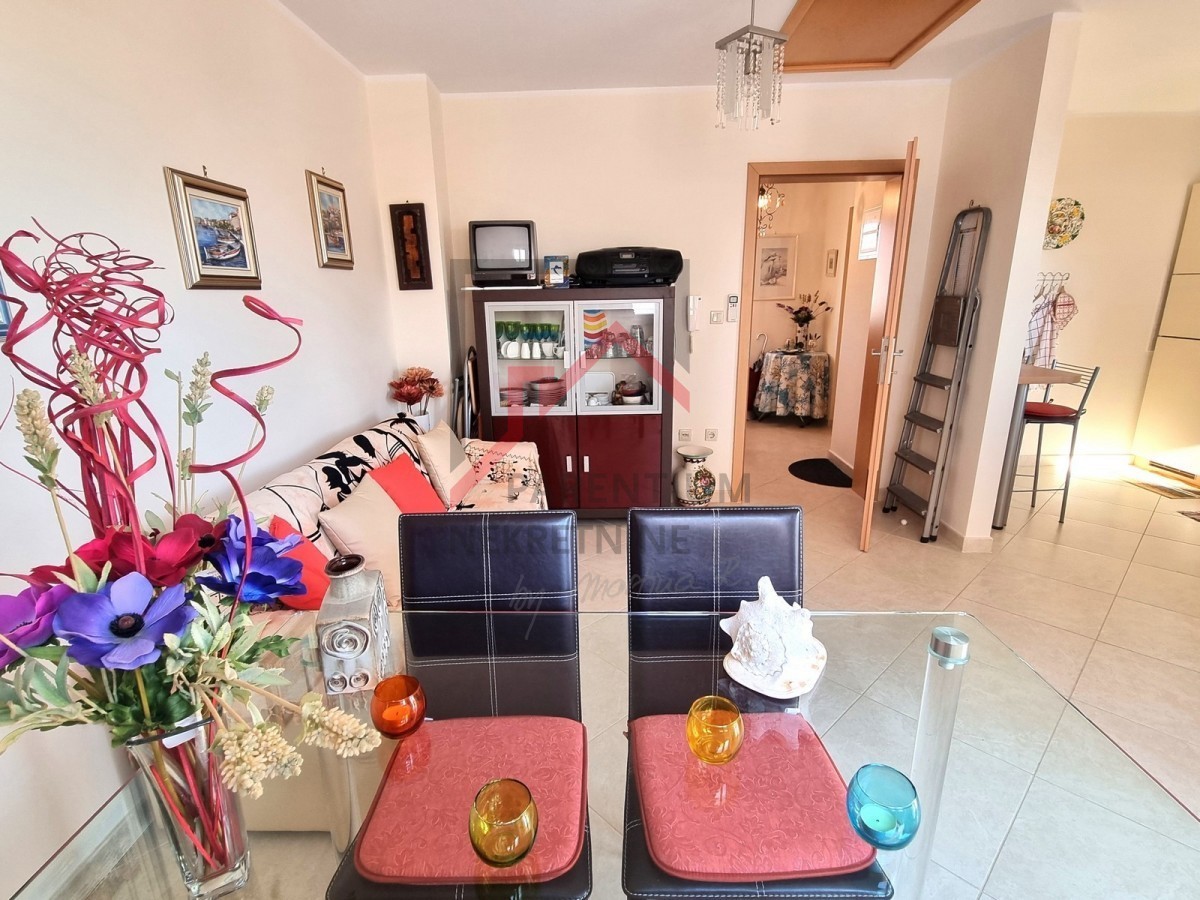 NOVIGRAD, Stanovanje v 1. nadstropju stavbe, pogled na morje