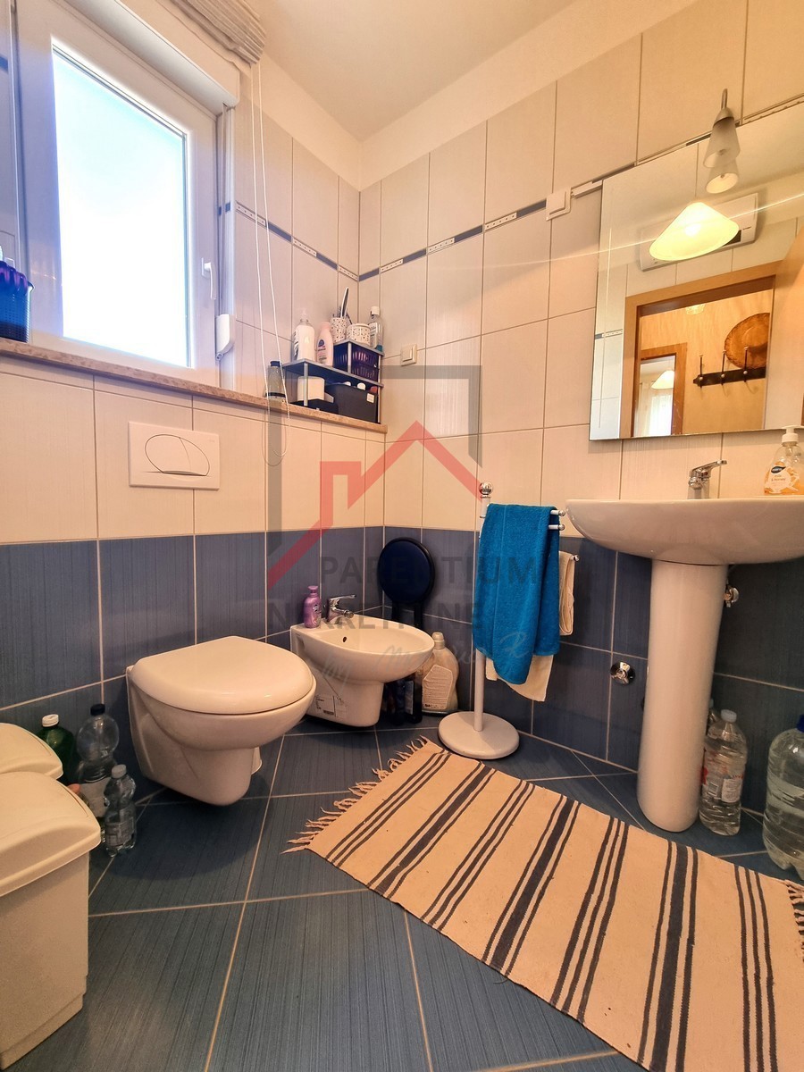 NOVIGRAD, Stanovanje v 1. nadstropju stavbe, pogled na morje