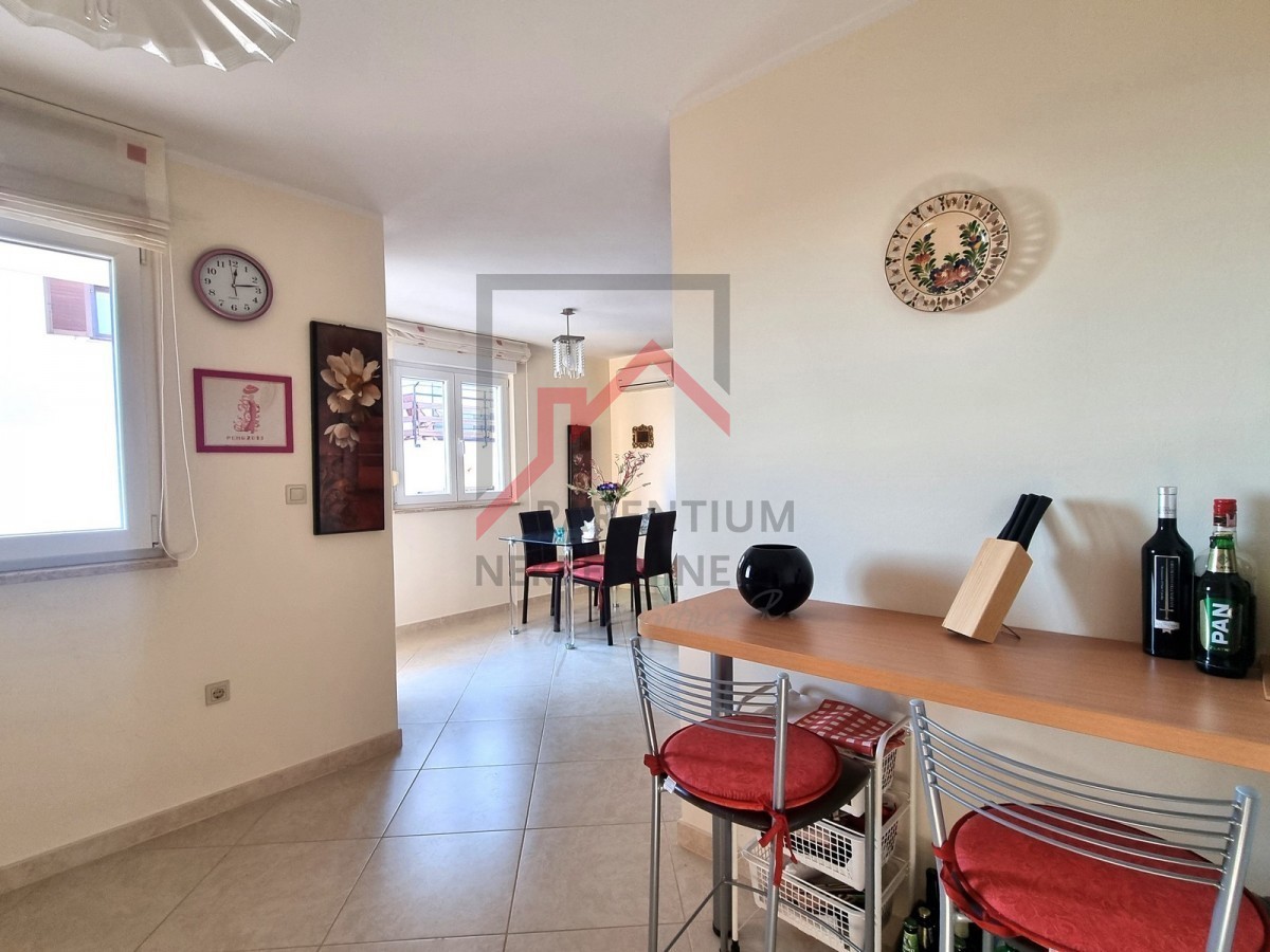 NOVIGRAD, Stanovanje v 1. nadstropju stavbe, pogled na morje