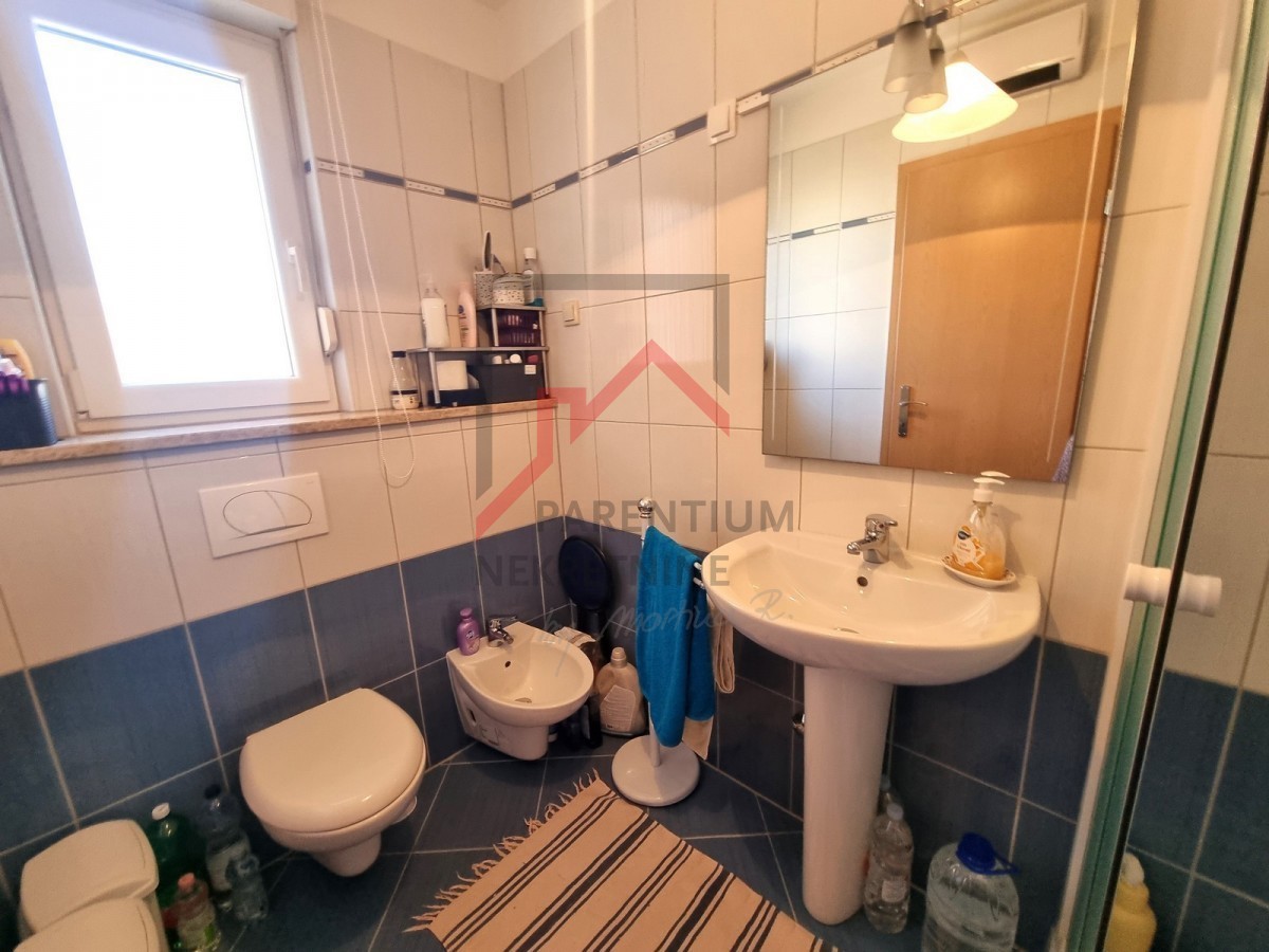 NOVIGRAD, Stanovanje v 1. nadstropju stavbe, pogled na morje