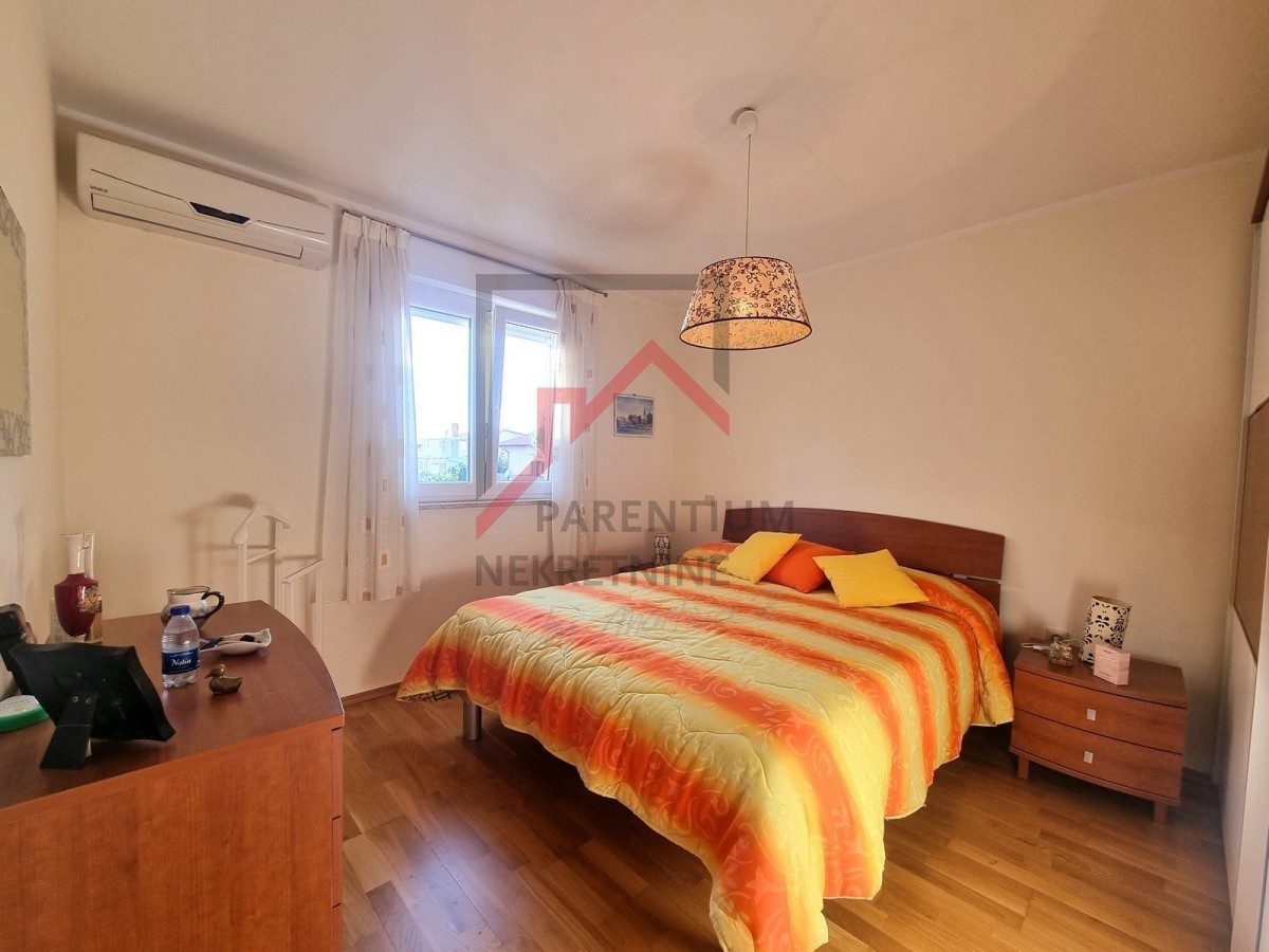 NOVIGRAD, Stanovanje v 1. nadstropju stavbe, pogled na morje