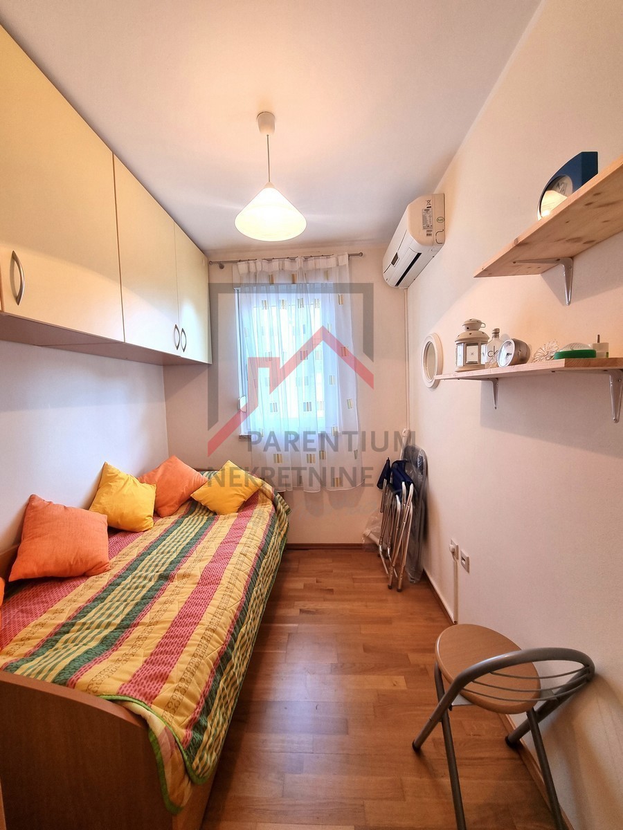 NOVIGRAD, Stanovanje v 1. nadstropju stavbe, pogled na morje