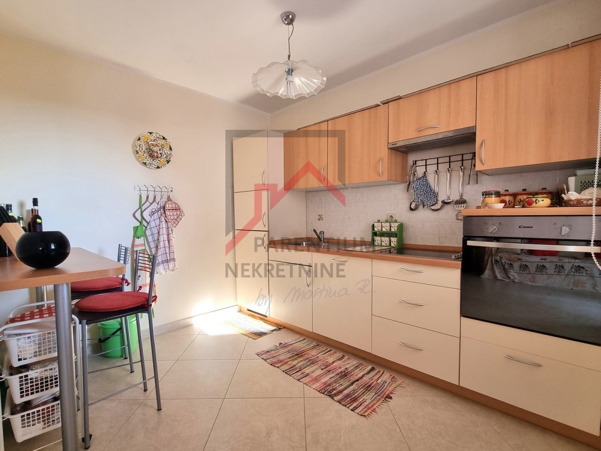 NOVIGRAD, Stanovanje v 1. nadstropju stavbe, pogled na morje