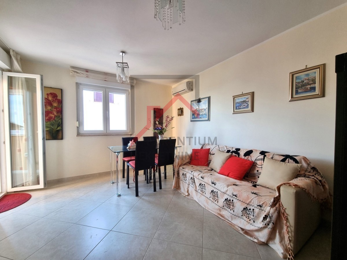 NOVIGRAD, Stanovanje v 1. nadstropju stavbe, pogled na morje