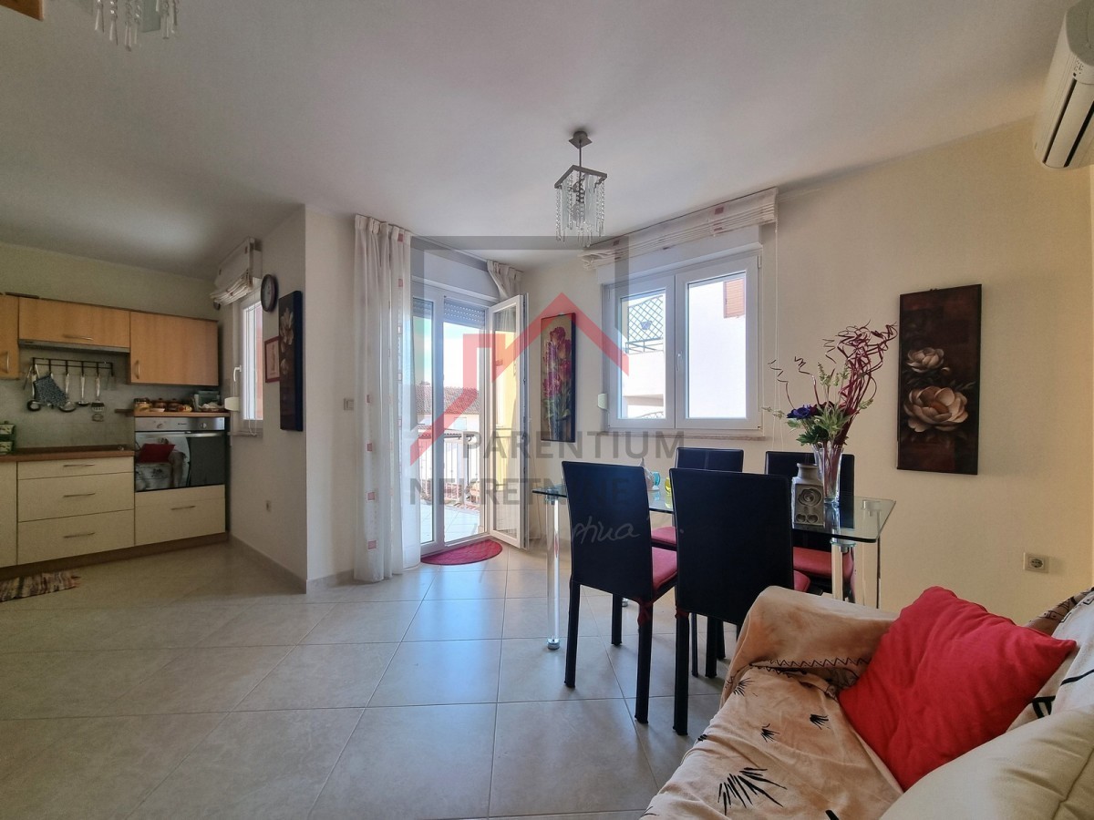 NOVIGRAD, Stanovanje v 1. nadstropju stavbe, pogled na morje