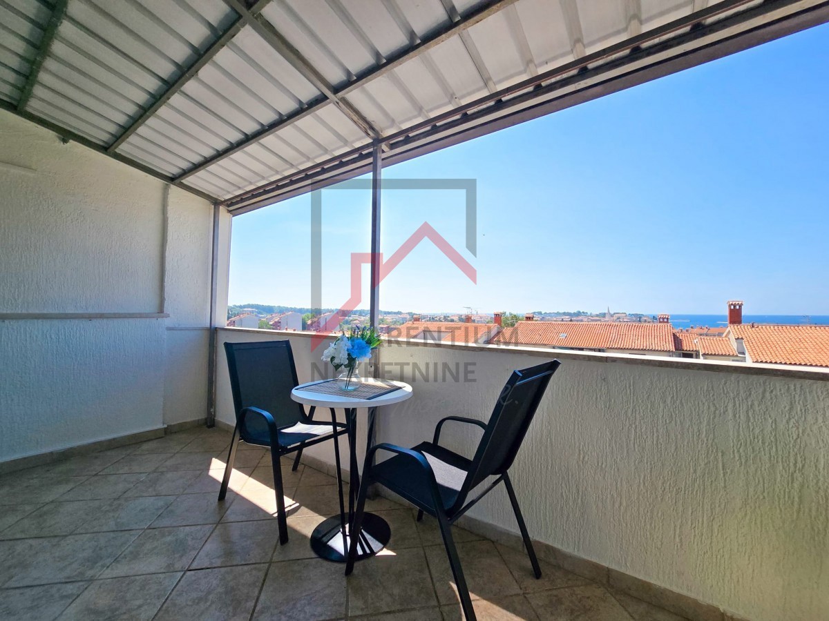 APARTMA V BLIŽINI MESTNEGA CENTRA IN PLAŽE S PANORAMSKIM RAZGLEDOM NA MORJE IN MESTO POREČ