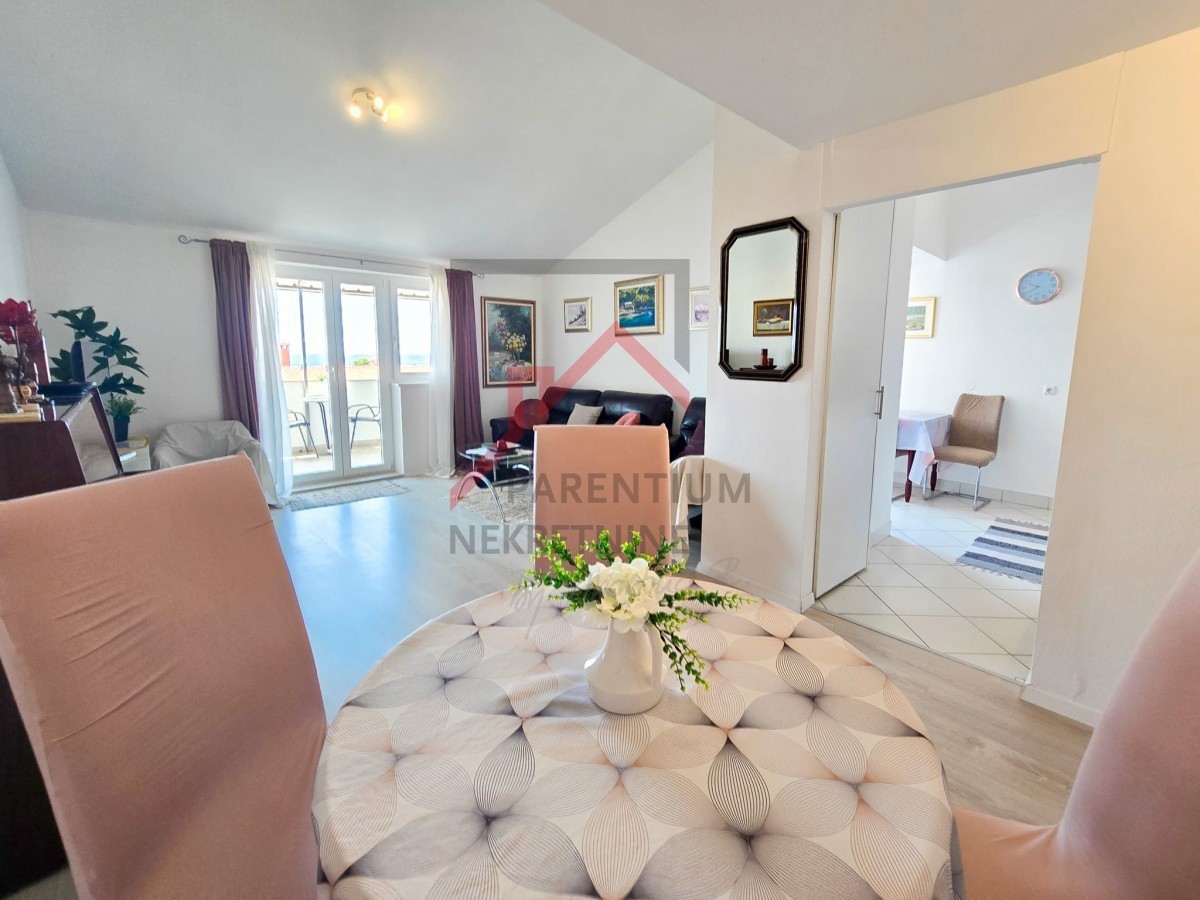 APARTMA V BLIŽINI MESTNEGA CENTRA IN PLAŽE S PANORAMSKIM RAZGLEDOM NA MORJE IN MESTO POREČ