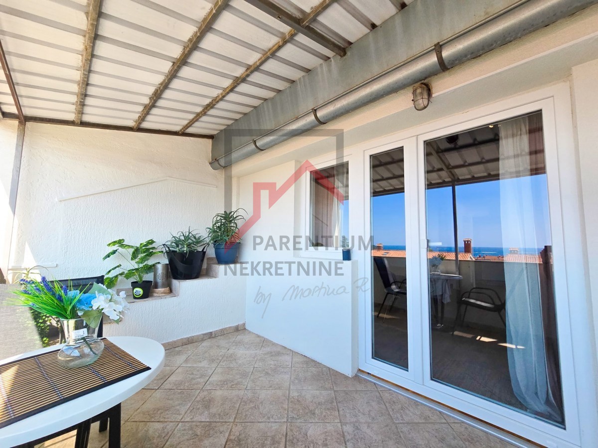 APARTMA V BLIŽINI MESTNEGA CENTRA IN PLAŽE S PANORAMSKIM RAZGLEDOM NA MORJE IN MESTO POREČ